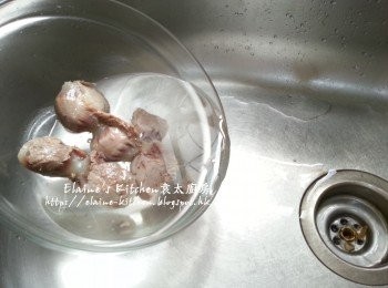 step4: 將火<a href="https://bit.ly/3uTwVKG" target="_blank" data-keyword="雞腎" class="guide-link"><strong>雞腎</strong></a> <span style="display:inline-block;vertical-align:middle;margin-top:-3px;color:initial;border-radius:3px;padding:2px 3px;font-size:12px;line-height:14px;background:#87d300;color:#fff;">即買</span> 盛起放入大碗內用水沖洗乾淨及倒去水份