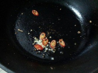 step6: 同一鍋子再加入一匙油燒熱 , 再把剩下的蒜末加入炒香 , 再把辣椒加入同炒