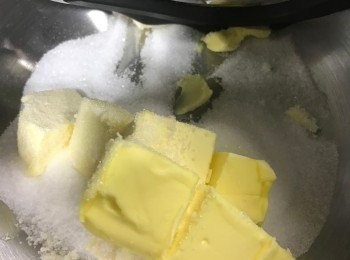 step1: 牛油室溫放軟，同糖一齊加入廚師機，中速打至淺黃色