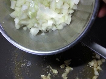 step7: 再落洋蔥炒香