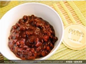 step2: 先將熱紅豆泥倒入碗中，並酌量添加些許砂糖來增佳甜度。