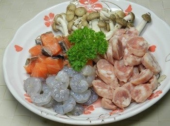 step2: 將鮭魚切約一公分小丁，蝦子切背去腸泥，香腸世家白酒干貝香腸切片，鴻喜菇去蒂