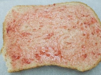 step2: 塗上草莓果醬~~~ 其實看家裡有甚麼口味的都可以喔^^"