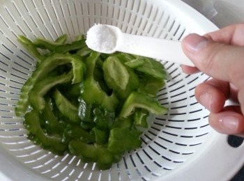 step1: 涼瓜洗淨後,斜切片,用1茶匙鹽略醃約15分鍾,沖水洗淨.