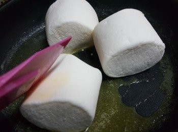 step3: 倒入棉花糖煮至溶化