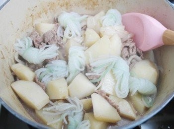 step5: 滾了之後放蒟蒻絲蓋上鍋蓋中小火煮7-8分鐘!!! 記得要攪拌一下材料喔~~ 之後倒入醬油一起煮~煮至馬鈴薯變軟即完成囉:)