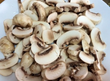 step2: 蘑菇去掉根部，洗淨后切片。