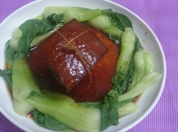 step4: 青江菜燙好擺盤淋上滷汁 ，放上滷好的肉 。