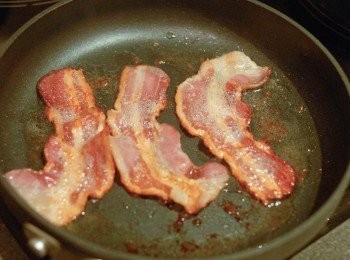step1: 先將煙肉煎至軟身備用，不要煎太久，若煙肉太硬就不能彎曲