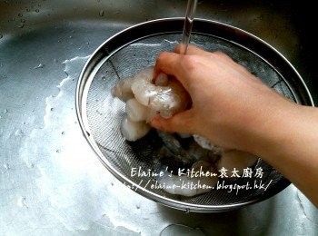 step2: 期間將蝦仁用生粉沖洗乾淨及瀝乾水份 , 加少許鹽及胡椒粉略醃