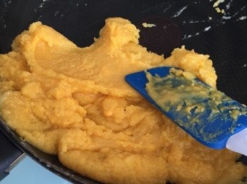 step3: 3. 續以中小火繼續邊煮邊攪拌,至水份收乾,混合物不黏鑊為止 (煮得時間不夠會令奶皇太黏,煮得過久會令奶皇饀分離至"一舊舊", 不可黏合,所以烹煮奶皇時間要掌握得剛剛好)