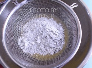 step3: 篩入低筋麵粉和芝麻粉，攪拌至無粉顆。