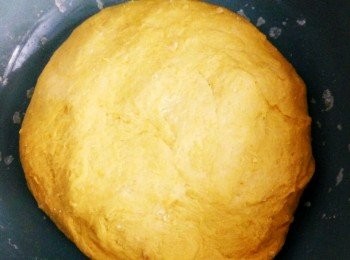 step3: 將南瓜泥和面粉混合，加入白糖和酵母和成光滑的面團，放溫暖處發酵，大概1小時左右。