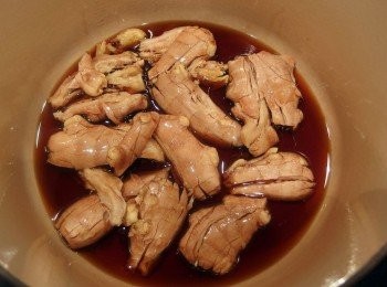 step10: 準備一個湯鍋,倒入胡麻油及老薑用小火慢慢煸香,過程中稍微拌炒讓老薑的辛辣味釋出(所需時間約10分鐘)。