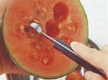 step1: 西瓜去籽後，用小型挖球勺（或湯匙）挖出西瓜球。