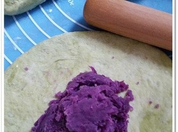 step6: 跟手滾平麵糰，塗上紫薯泥、包封好收口向下，《用麻繩作包禮物般打十字、從覆兩次，
打結為在包下》