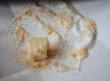 step5: 放入微甜的香蒜粒中，四面均勻沾裹