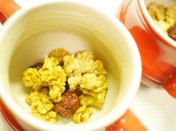 step1: 黃耳浸過夜, 剪走黑色部分後剪碎, 所有材料放入盎內