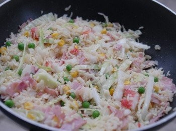 step5: 再下蔬菜，炒至軟身，再試味