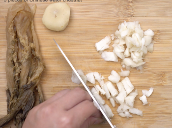 step3: 馬蹄去皮切粒