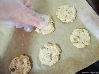 step4: 取少量面团搓成小球，稍微压扁再放在已铺好烘焙纸的烤盘上。然后，以160度烘烤30分钟。