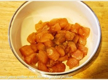 step2: <a href="https://bit.ly/3EZL8dD" target="_blank" data-keyword="雞胸" class="guide-link"><strong>雞胸</strong></a> <span style="display:inline-block;vertical-align:middle;margin-top:-3px;color:initial;border-radius:3px;padding:2px 3px;font-size:12px;line-height:14px;background:#87d300;color:#fff;">即買</span> 肉分切成塊狀後，用些許醬油與黑胡椒先抓醃一會。