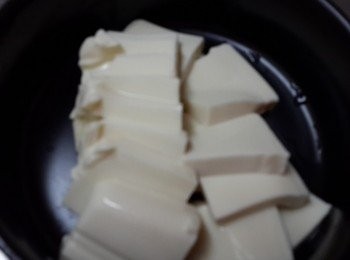 step3: 蛋打散繞圓倒入鍋中~30秒後蓋上鍋蓋~悶一下再打開 這樣蛋才不會全部糊掉~會有片狀喔~ 起鍋前淋上香油倒入備好的豆腐中即可
