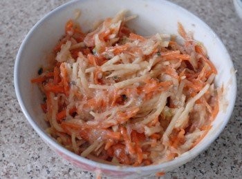 step2: 將紅蘿蔔，馬鈴薯及魚肉拌勻。然後下一個雞蛋，少許白胡椒粉調味 （用手會較容易將材料拌勻）