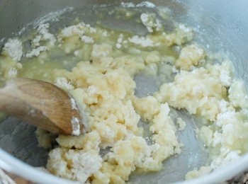 step2: 然後下中筋麵粉，快速用木勺或膠刮攪拌