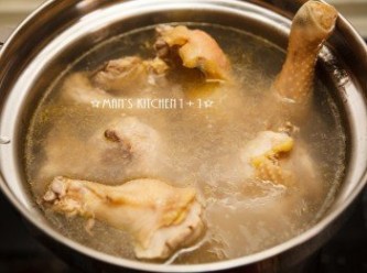 step1: 首先燒一鍋熱水，將雞肉下鍋川燙。