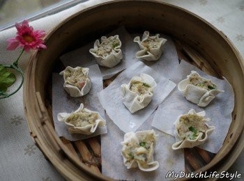 step6: 蒸籠前燒賣， 一個個排排站。