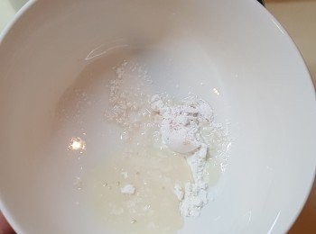 step2: 先將石膏粉及粟粉用2茶匙豆漿拌勻。