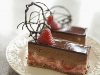 step12: 把鋒利的刀浸在熱水內，用毛巾抹乾刀身，然後切件。每切一刀，要抹一抹刀面，又再浸入熱水內，抹乾，切件。這會令蛋糕切得更好