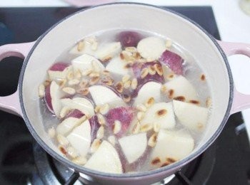 step3: 把地瓜瀝乾水分後一起和炒過的松子舖在米上面喔:) 蓋上鍋蓋中火煮沸後轉小火續煮10分鐘關火悶15分鐘即完成!!!