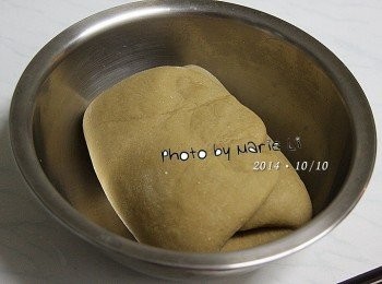 step5: 最後一次三折之後
蓋上保鮮膜讓麵糰再靜置 30分鐘醒麵。