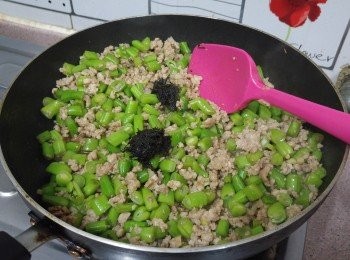 step6: 下欖菜兜勻, 最後調味, 再下適量生分水埋成薄芡便完成。