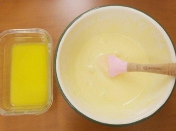 step2: 倒入融化奶油並且均勻攪拌~