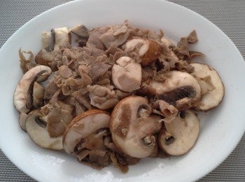 step5: 盛起材料在碟上，放在一旁，待用。