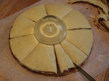 step13: 取一個圓杯，放在圓麵皮的中間，然後平均切成16等分，中心不要切斷。