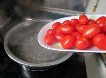 step4: 再煮少許滾水,將蕃茄倒入煮約十秒鐘熄火,然後隔去水份(滾水足夠蓋過蕃茄便可以)