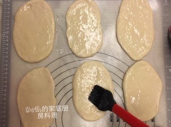 step6: 發酵後的麵糰均分成6份，塑形成圓形後，再桿成橢圓形（14cm * 4cm) 抹上油，再靜置30分鐘