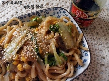 step8: 最後撒上白芝麻增加風味~ 奶油最搭配壽喜燒醬了XD 麵條吸收著濃郁的醬汁讓人一口接一口停不下來