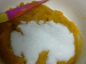 step5: b.將砂糖倒入南瓜蓉中，撈勻