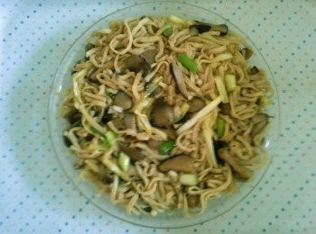 step6: 6)最後，加入青蒽兜勻，即可上碟。