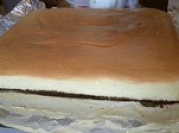 step2: 按照6寸輕乳的配方製作一個輕乳酪麵糊，倒入壓好的餅乾底上。烤熟後取出，放涼。