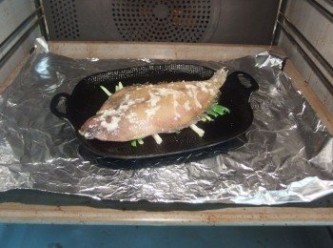step5: 放進烤箱,烤溫設定180-200度c烘烤約12-15分鐘,烤溫及時間請依各家的烤箱而定(視魚肉的大小,烘烤時間再做增減)。
