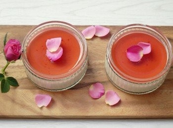 step7: 待<span class="group_2">啫喱</span>稍涼，倒在奶酪上，再放入雪櫃至<span class="group_2">啫喱</span>凝固即成！