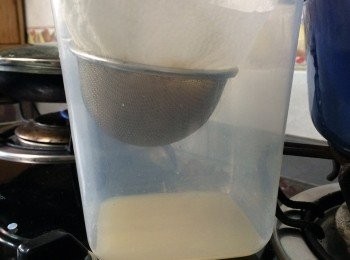 step3: 用魚袋或茶袋將魚湯過濾
