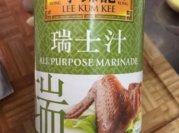 step5: 將410ml瑞士汁加入，再加入410ml水，加入半塊片糖及老抽，上蓋，煮滾後，轉小火煮3分鐘，關火(千萬千萬千萬不要開蓋，待30分鐘)，可以盛起雞亦，食得喇!