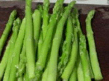 step1: 蘆筍洗淨，取長約10公分待用。豬肉切片並錘成薄片（也好購買豬肉時要求錘片），長30公分左右，寬6公分左右。